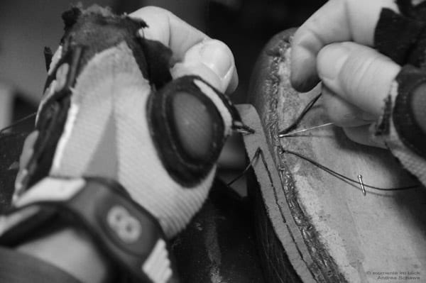 Kay Gundlack führt seit 2005 seine eigene Schuhmanufaktur und lebt tagtäglich seinen Traum, denn bereits mit fünf Jahren wusste er genau, dass die Schuhmacherei seine Bestimmung ist. Im Interview verrät er uns alles über den Beruf des Schuhmachers und was den perfekten Schuh ausmacht. Schuhe machen Leute? Durchaus und Kay Gundlack verrät Ihnen wieso.