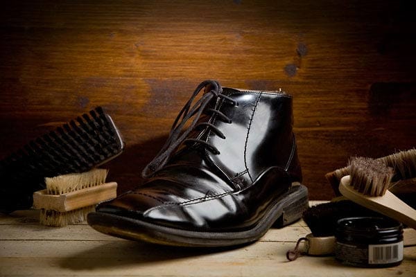 Wer einen guten Anzug trägt und damit kundtun möchte, dass er jemand von Bedeutung ist, sollte auch gute und gepflegte Schuhe tragen, denn die Schuhe eines Mannes lassen den Anspruch an sich selbst erkennen.