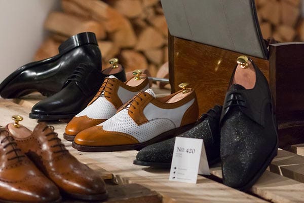 Seiner Meinung nach dürfen im Schuhschrank eines Mannes folgende Schuhe nicht fehlen: Ein klassischer schwarzer Schuh, ein gediegenes Paar Schuhe in Dunkelbraun, der klassische Schuh zum Smoking und ein Schuh nach den eigenen Wünschen, diese darf auch gern ausgefallen oder robuster sein.