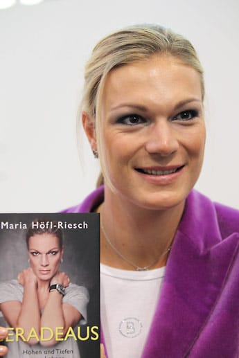 Im Oktober 2012 veröffentlicht Höfl-Riesch ihre Autobiografie "Geradeaus: Höhen und Tiefen meines Lebens".