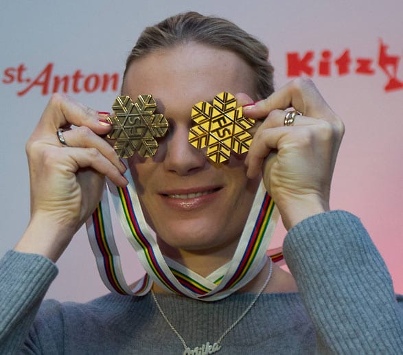 Bei der WM 2013 in Schladming fährt Höfl-Riesch in der Super-Kombination zu Gold. Bronze holt sie in der Abfahrt und mit der Mannschaft.