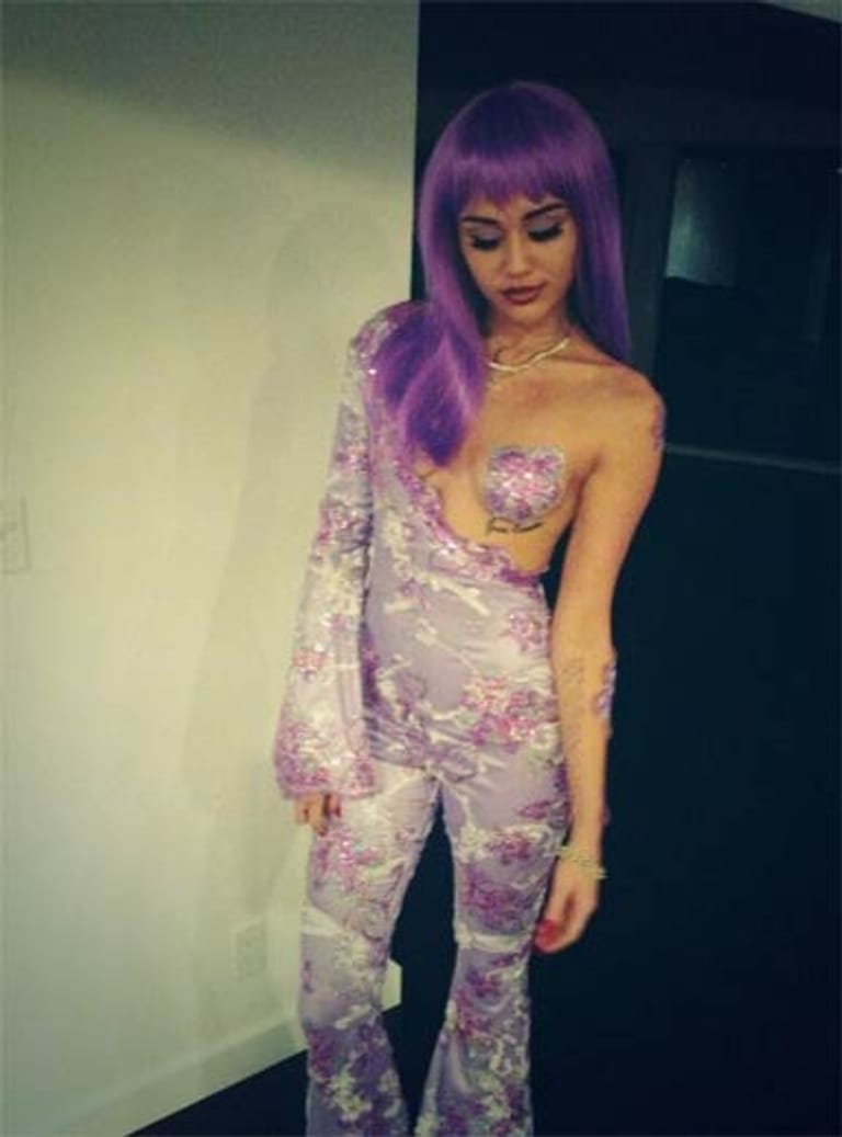 Miley Cyrus provoziert gerne - wie damals Lil'Kim. Die Rapperin hatte dieses Outfit 1999 zu den MTV "Video Music Awards" getragen. Und Cyrus suchte sich ausgerechnet dieses Outfit für Halloween 2013 aus.