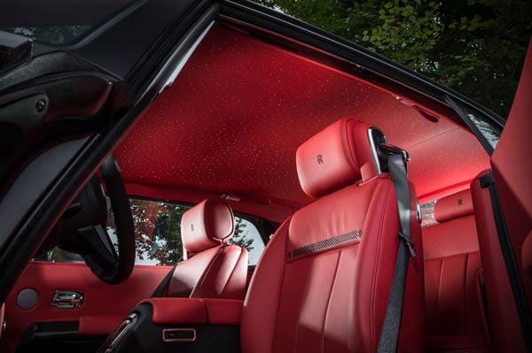 Das Interieur dieses Rolls-Royce-Coupés wird von rotem Leder dominiert - als Reminiszenz an die Rennstrecke von Goodwood erhalten die Sitze Stickereien im Start-Ziel-Flaggen-Look.