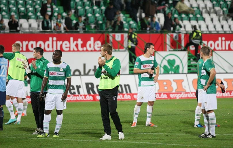 Greuther Fürth gelingt 2012/2013 in seiner ersten Bundesliga-Saison kein einziger Heimsieg - ein Novum für das Fußball-Oberhaus. Insgesamt holen die Kleeblätter nur vier Punkte vor eigenem Publikum und steigen direkt wieder in die Zweite Liga ab.