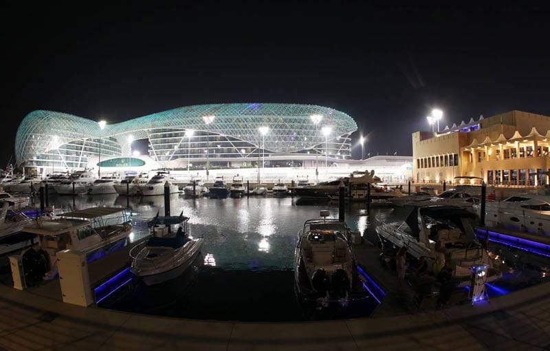 Das Yas Marina Hotel an der Formel-1-Strecke in Abu Dhabi bietet einen spektakulären Anblick.