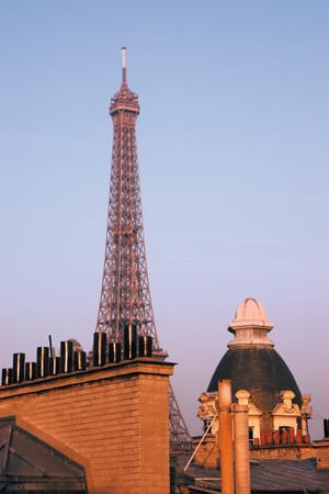 Das Hôtel Sezz Paris liegt im 16. Arrondissement und bietet seinen Gästen einen dauerhaften Blick auf das Wahrzeichen der Stadt.