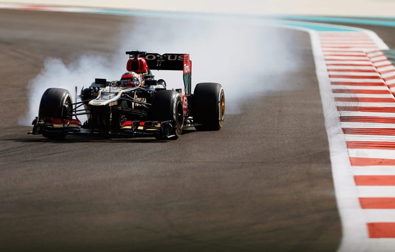 Kimi Räikkönen hat ein wenig Zoff mit seinem Lotus-Team. Auf der Strecke lässt er Dampf ab.