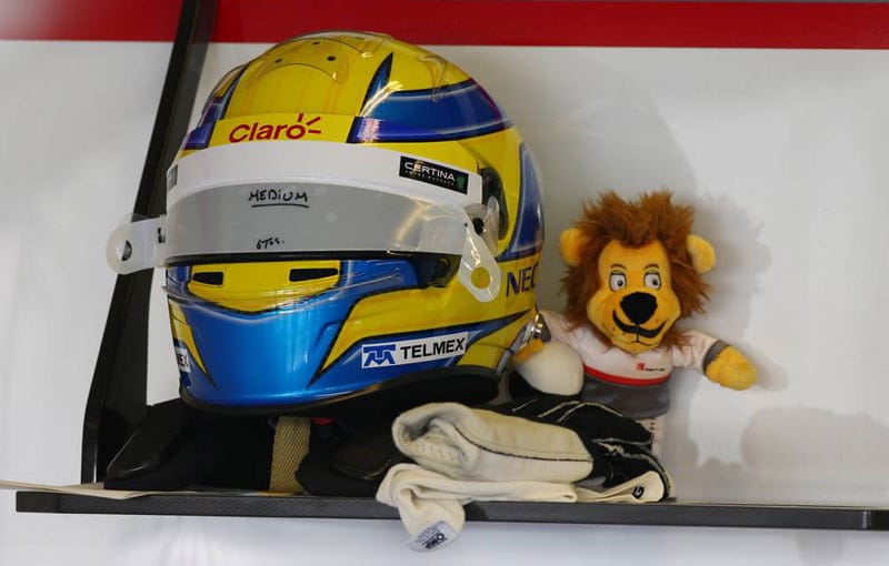 Maskottchen sind beliebt bei den Fahrern. Alonso hat eines und Esteban Gutierrez, dessen Helm hier auf seinen Einsatz wartet, ebenfalls.