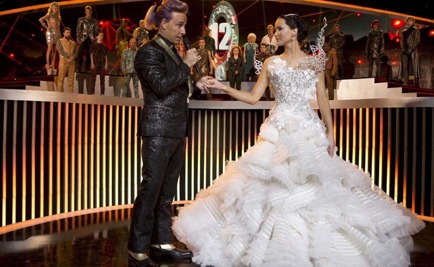 Um Katniss vor Präsident Snow zu beschützen, und um die Geschichte über ihre Liebe aufrecht zu erhalten, macht Peeta Katniss vor laufender Kamera einen Heiratsantrag.