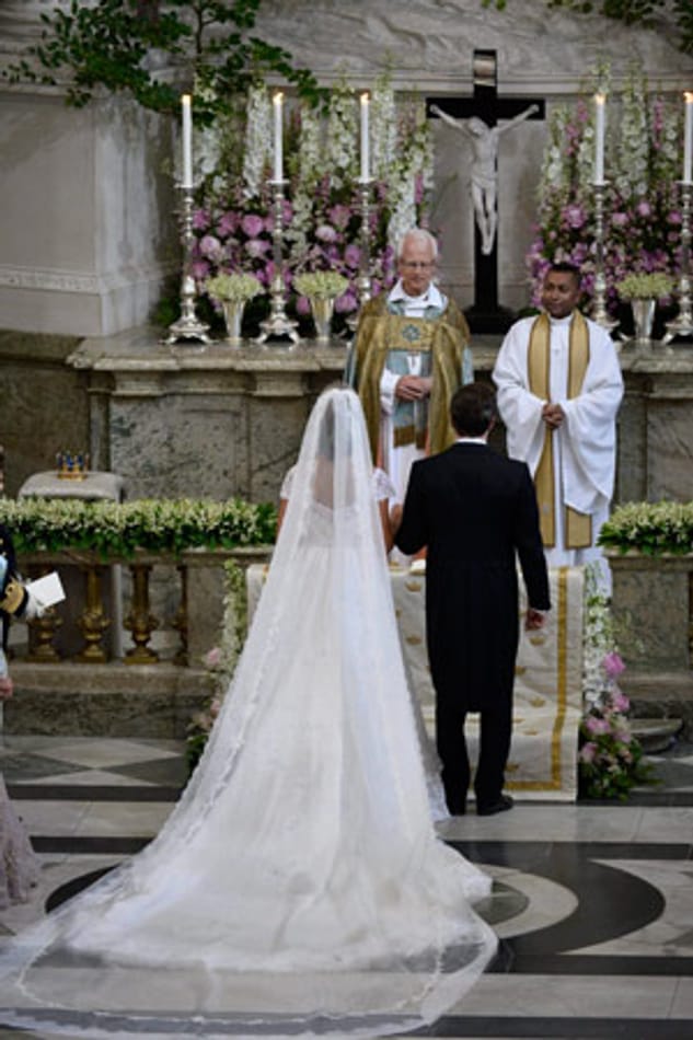Das Brautkleid von Valentino stand der Braut hervorragend. Die Schleppe war das Tüpfelchen auf dem "i" bei diesem Traum in Weiß.