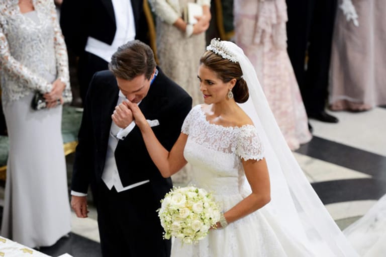 In einem wunderschönen Brautkleid stand Prinzessin Madeleine vor dem Altar. Ihr jetziger Ehemann Chris O'Neill war von ihrem Anblick gerührt, als ihr Vater König Carl-Gustaf sie zum Altar führt.