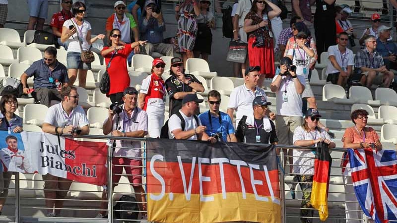 Die Fans haben Banner ihrer Helden aufgehängt und warten auf den Start.