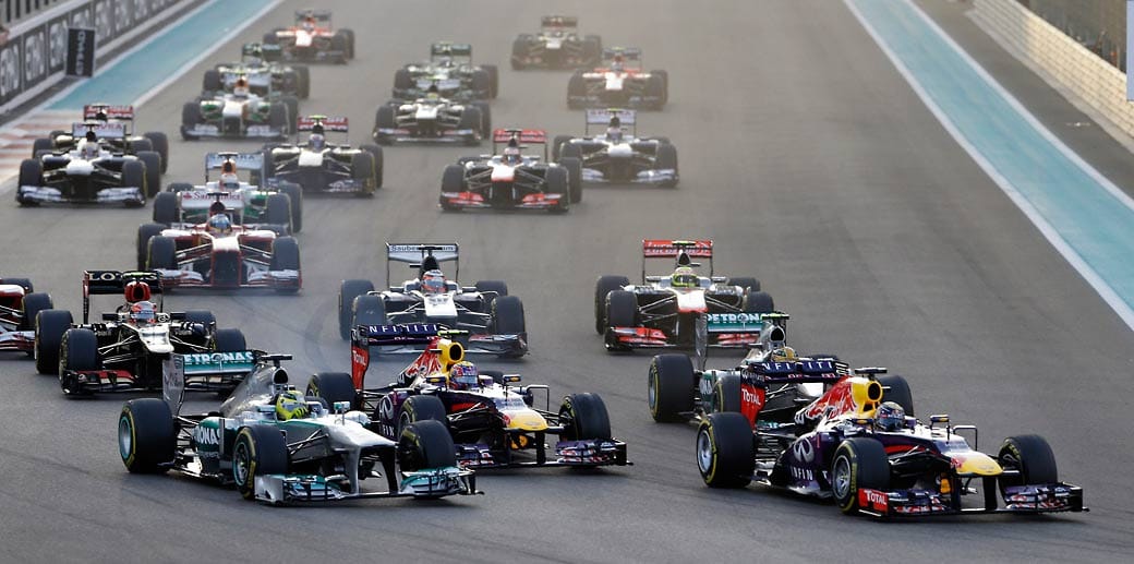 Beim Start ziehen Sebastian Vettel (re.) und Nico Rosberg (li.) an Mark Webber (Mi.) vorbei.