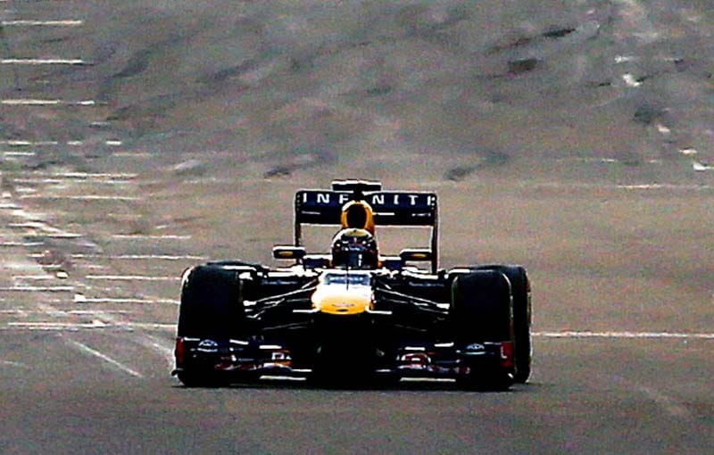 Sofort setzt sich Vettel von der Konkurrenz ab und dreht einsam seine Runden.