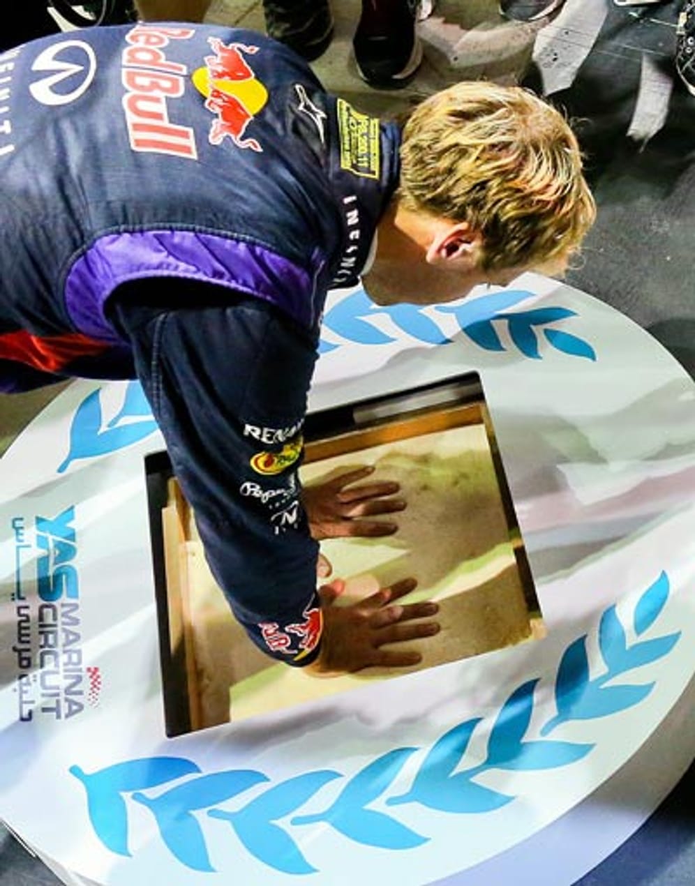 Vettel darf als Sieger seine Handabdrücke verewigen.