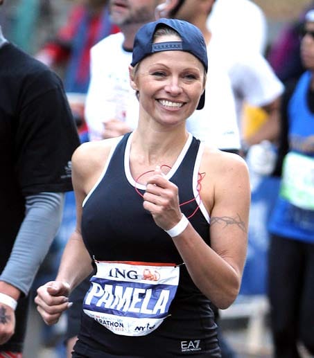 Pamela Anderson ist beim New York Marathon 2013 für einen guten Zweck mitgelaufen. Die ehemalige "Baywatch"-Darstellerin brauchte für die rund 42 Kilometer fünf Stunden und 41 Minuten.