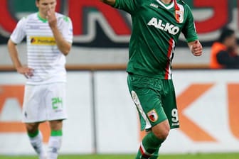 Der bis zum Saisonende von Bayer Leverkusen an den FC Augsburg verliehene Angreifer Arkadiusz Milik trifft am 27. September beim Duell der Augsburger gegen Gladbach zum 2:2-Ausgleich. Zu diesem Zeitpunkt ist der Pole 19 Jahre, fünf Monate und 27 Tage alt.
