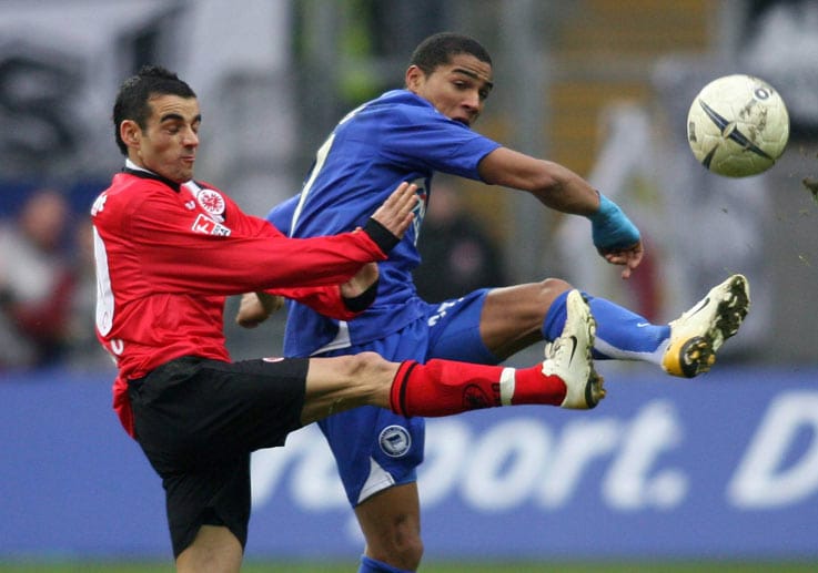 Der damalige Berliner Kevin-Prince Boateng (re., hier gegen Francisco Copado) netzt beim 1:1 gegen Eintracht Frankfurt in der Saison 2005/06 zum zwischenzeitlichen 1:0 ein. Bei seinem Debüt-Tor in der Bundesliga ist der heutige Schalker 18 Jahre, zehn Monate und 29 Tage alt.