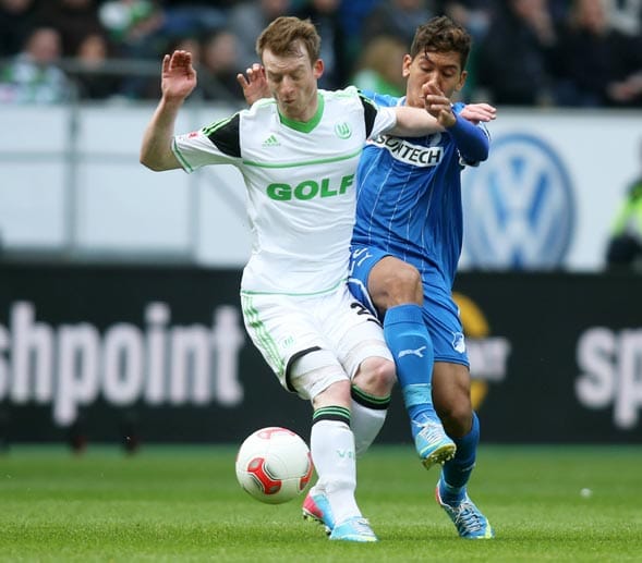 Wolfsburgs Maximilian Arnold (li., im Duell mit Roberto Firmino) avanciert am 13. April 2013 zum erstmaligen Bundesliga-Torschützen. Der 18 Jahre, zehn Monate und 17 Tage alte Youngster trifft in der 13. Minute zum zwischenzeitlichen 1:0, am Ende steht ein 2:2-Remis zu Buche.