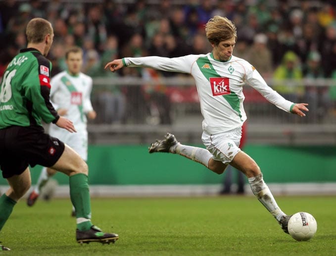 Werder-Star Aaron Hunt (re.) trägt sich erstmals am 12.02.2005 in die Bundesliga-Torschützenliste ein. Beim 2:0-Sieg gegen Gladbach nagelt er den Ball in der 29. Minute zum 1:0 in die Maschen. Sein Alter damals: 18 Jahre, fünf Monate und acht Tage.