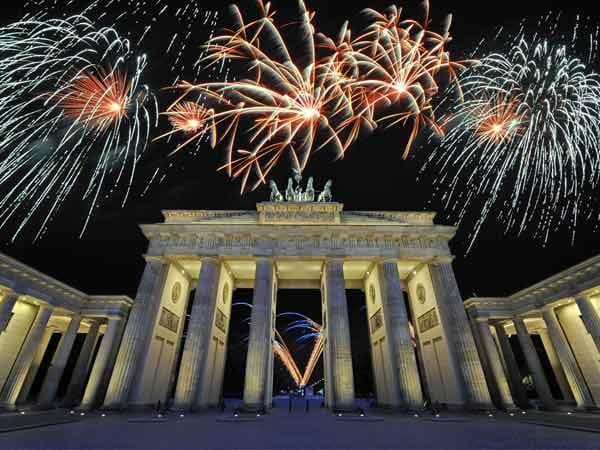 Wer das neue Jahr in Berlin willkommen heißen möchte, hat damit sicherlich die richtige Location gewählt. Die Silvesternacht in der Hauptstadt ist in jedem Fall ein besonderes Erlebnis und hat viel mehr zu bieten als die bekannte Festmeile am Brandenburger Tor.
