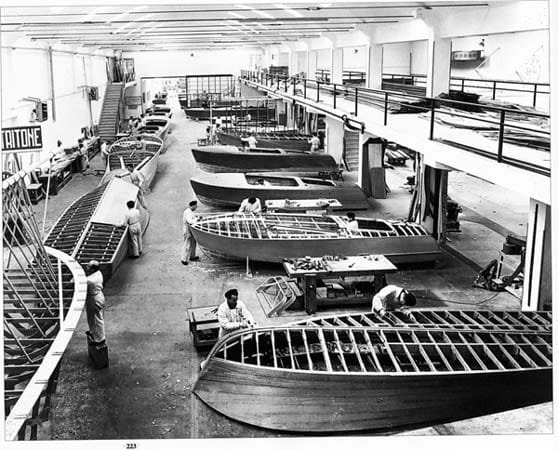 Carlo Riva erkannte früh das Potential sportlicher Freizeitboote im Stil der amerikanischen Runaboats von Chris Craft und schuf mit seinen eigenen Entwürfen eine Legende auf dem Wasser.