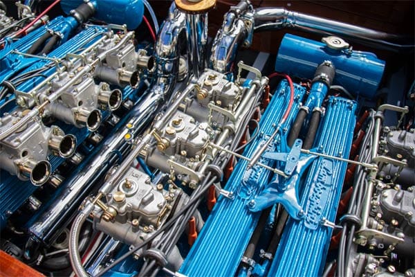 Er wollte die üblichen V8-Motoren durch zwei seiner Zwölfzylinder zu ersetzen, jeweils 350 PS aus vier Liter Hubraum schöpften.