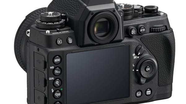n ihr arbeitet statt klassischer Analog-Technik jedoch professionelle DSLR-Technologie. Somit ist sie die erste digitale Spiegelreflex-Kamera im Vintage-Look. Die Df ist mit demselben 16,2-Megapixel-Vollformat-CMOS-Bildsensor wie das Nikon-Spitzenmodell D4 ausgestattet und soll einen erstklassigen Dynamikumfang sowie eine phänomenale Lichtempfindlichkeit bis in sechsstellige ISO-Sphären bieten.