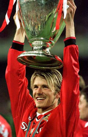 Beckhams Karriere ging schon früh steil nach oben. Sportlich war 1999 sein erfolgreichstes Jahr, als er mit Manchester United das Triple aus Meisterschaft, FA-Cup und Champions-League-Sieg gewann. Aber auch privat war dieses Jahr wohl unvergesslich für ihn: Am 4. Juli 1999 heiratete er das Spice Girl Victoria Adams.