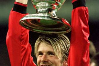Beckhams Karriere ging schon früh steil nach oben. Sportlich war 1999 sein erfolgreichstes Jahr, als er mit Manchester United das Triple aus Meisterschaft, FA-Cup und Champions-League-Sieg gewann. Aber auch privat war dieses Jahr wohl unvergesslich für ihn: Am 4. Juli 1999 heiratete er das Spice Girl Victoria Adams.