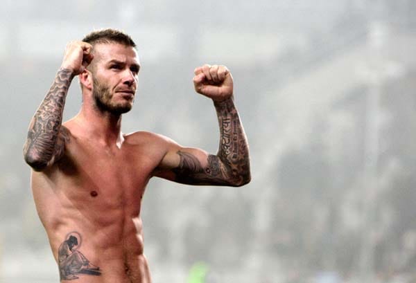 Doch Beckhams eigentlicher Beruf des Fußballspielers rückte immer mehr in den Hintergrund, da er von der großen europäischen Fußballbühne verschwunden war. Durch sein stilbewusstes Auftreten und seinen Bekanntheitsgrad blieb er aber dennoch in den Schlagzeilen. Ein Teil seines Stils sind zahlreiche Tattoos, vor allem an den Armen.