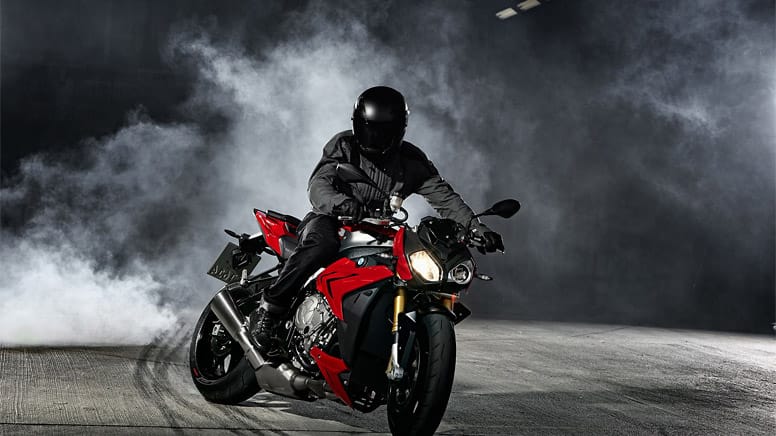 Der nackte Wahnsinn: BMW funktioniert den Supersportler S 1000 RR zu einem Roadster namens S 1000 R um. 169 PS dürften für mächtig Druck sorgen.