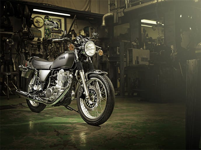 Mit der SR400 richtet sich Yamaha an Fans klassischer Motorräder. Das gradlinig designte Straßenmotorrad tritt das Erbe der legendären SR500 an, die in Europa ab 1978 rund 20 Jahre lang angeboten wurde.