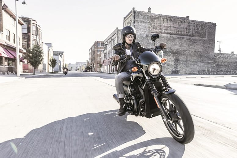 Zwei schlanke Einsteiger-Modelle präsentiert Harley-Davidson mit der Street 750 und Street 500. In den Maschinen kommen für die US-Marke ungewöhnlich kleine wassergekühlte V2-Motoren mit 750 und 500 Kubikzentimetern Hubraum zum Einsatz.
