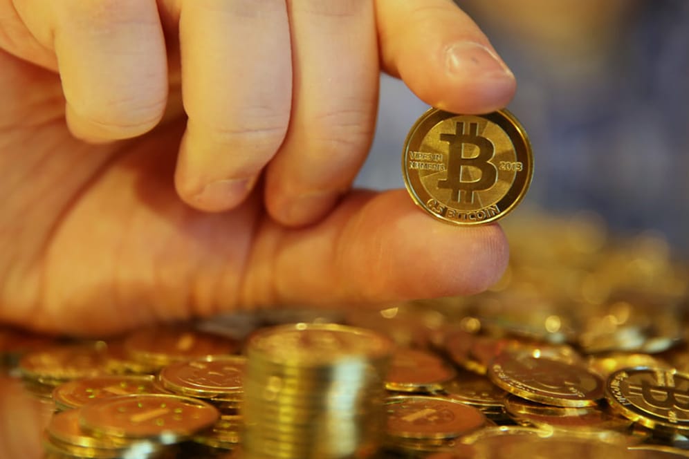 Bitcoin ist eine Digitalwährung. Münzen gibt es trotzdem, auf denen wie bei Prepaid-Karten ein Wert gespeichert ist