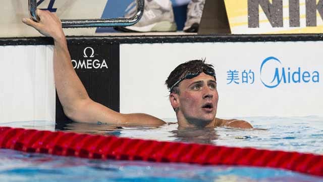 US-Schwimm-Star Ryan Lochte hatte sich wegen eines Fans eine Knieverletzung zugezogen. Ein weiblicher Teenager erkannte den Olympiasieger auf der Straße, rannte voller Enthusiasmus auf Lochte zu und sprang auf ihn, um ihn zu herzen. Lochte kam zu Fall, schlug mit dem linken Knie auf der Bordsteinkante auf und erlitt einen Innenbandriss sowie eine Kreuzbanddehnung.