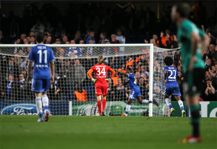 Nach einem katastrophalen Aussetzer von Schalkes Timo Hildebrand (Mitte) geht Chelsea in der 31. Spielminute durch Samuel Eo'o in Führung.