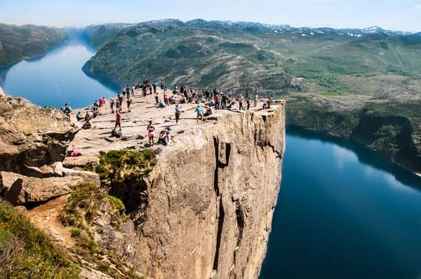 Nervenkitzel garantiert! Preikestolen ist eine natürliche Felsplattform in Ryfylke in der norwegischen Provinz Rogaland und ein Tourismusziel mit weitem Blick über den Lysefjord, angrenzende Berge und dem See Refsvatn. Nach einigen Stunden zu Fuß erreichen Sie das sehenswerte Ziel. Nehmen Sie sich die Zeit diese atemberaubende Aussicht zu genießen.