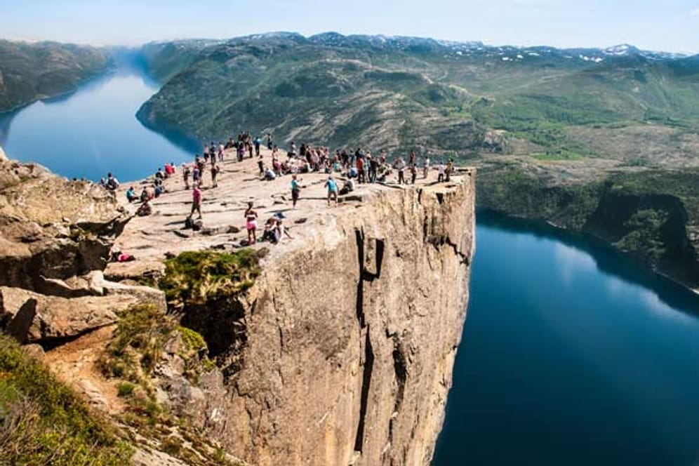 Nervenkitzel garantiert! Preikestolen ist eine natürliche Felsplattform in Ryfylke in der norwegischen Provinz Rogaland und ein Tourismusziel mit weitem Blick über den Lysefjord, angrenzende Berge und dem See Refsvatn. Nach einigen Stunden zu Fuß erreichen Sie das sehenswerte Ziel. Nehmen Sie sich die Zeit diese atemberaubende Aussicht zu genießen.