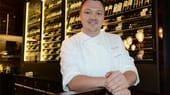Küchenchef Peter Hagen im Europa-Park: Der 35-Jährige ist der Überraschungssieger der diesjährigen Sternevergabe des renommierten "Michelin"-Führers. Er ist der einzige Sternekoch, dessen Restaurant sich in einem Freizeitpark befindet.