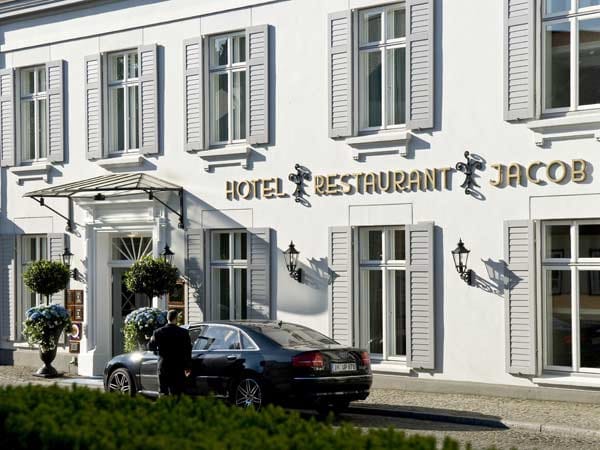 Das Traditionshaus an der Elbchaussee bietet Hotelkomfort in historischen Räumen, ein Gourmet-Restaurant, in dem Sternekoch Thomas Martin am Herd steht, einen viel gerühmten Weinkeller und nun auch den "Sommelier des Jahres".