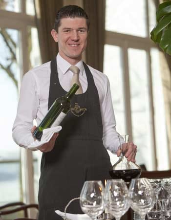 Zum "Sommelier des Jahres" kürt der Weinführer Markus Berlinghof von "Jacobs Restaurant" in Hamburg - er habe weltweites Weinwissen.