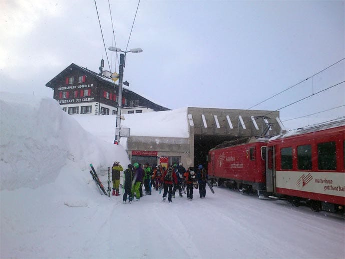 Dort, wo jetzt die Skifahrer durchs Drehkreuz Richtung Eisenbahn gehen, um mit der Matterhorn-Gotthart-Bahn zu den Skipisten am Oberalppass zu fahren, soll bald die Talstation einer Bergbahn gebaut werden.