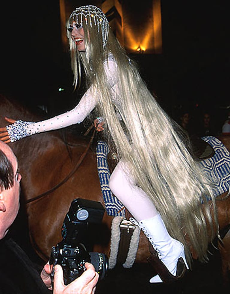 2001: Heidi Klum als Lady Godiv, eine angelsächsische Adlige des 11. Jahrhunderts. Wie es sich für einen Auftritt à la Heidi Klum gehört, ritt diese mit einem Pferd zu ihrer Party.