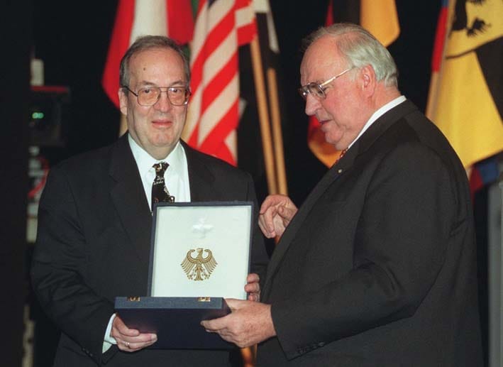 1996 erhielt Rommel das Große Bundesverdienstkreuz mit Stern und Schulterband. Der damalige Bundeskanzler Helmut Kohl persönlich überreichte den Orden.