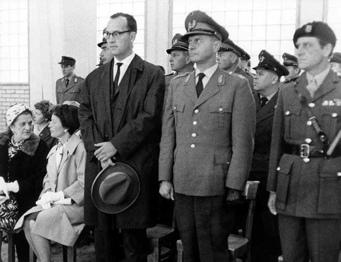 Rommel (Dritter von rechts) zusammen mit seiner Mutter Luci (ganz links) bei der Feierstunde zur Namensgebung einer Kaserne in Augustdorf in NRW in "Generalfeldmarschall-Rommel-Kaserne" 1961. Zu dieser Zeit war der Jurist in der Landesverwaltung von Baden-Württemberg tätig.