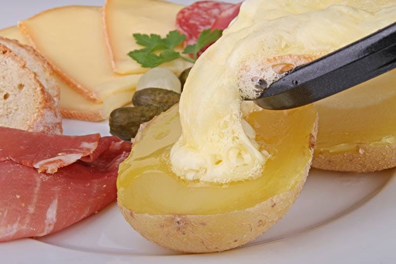 Der klassische Käsepartner ist die Kartoffel: Sie wird traditionell von jedem Esser am Tisch geschält. Mehr zum Thema: Raclette-Rezepte: Basis-Zutaten und neue Ideen