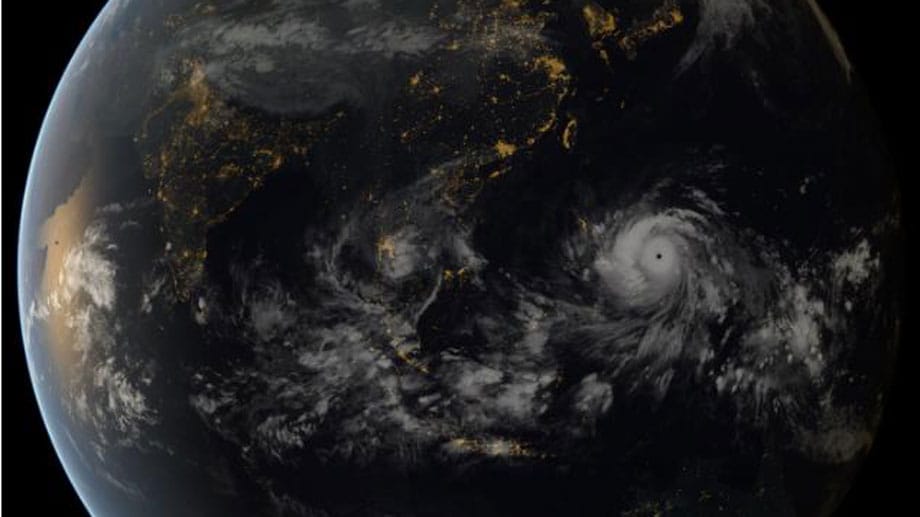 Vom All aus sieht man die gigantischen Ausmaße von Taifun "Haiyan" besonders deutlich - er hat einen Durchmesser von 600 Kilometern und bewegt sich nun auf Vietnam und China zu. Vom All aus sieht man die gigantischen Ausmaße von Taifun "Haiyan" besonders deutlich - er hat einen Durchmesser von 600 Kilometern und bewegt sich nun auf Vietnam und China zu.