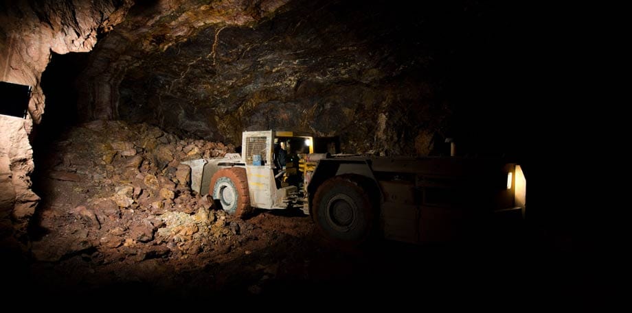 Das Unternehmen hat in das Bergwerk und die Aufbereitungsanlagen in Aue rund 25 Millionen Euro investiert. Es wird mit einer Betriebsdauer von rund 25 Jahren gerechnet.