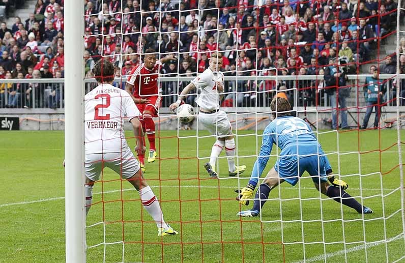 Fünf Minuten benötigt der FC Bayern um gegen den FC Augsburg in der Allianz Arena mit 1:0 in Führung zu gehen. Jerome Boateng hat im Strafraum nach einer Bayern-Ecke alle Zeit der Welt, um den Ball in die Maschen zu zimmern.